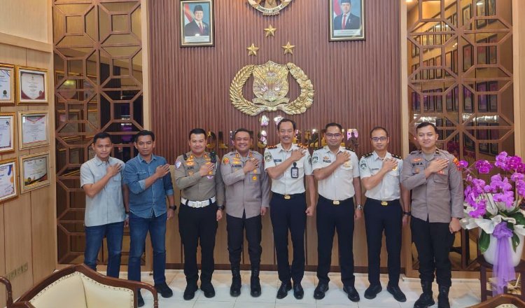 Kepala Kantor Imigrasi Jember dan Kapolres Jember foto bersama, Kamis (27/8/2026). (Foto: Dok/Humas Kantor Imigrasi Jember - ZONA INDONESIA)