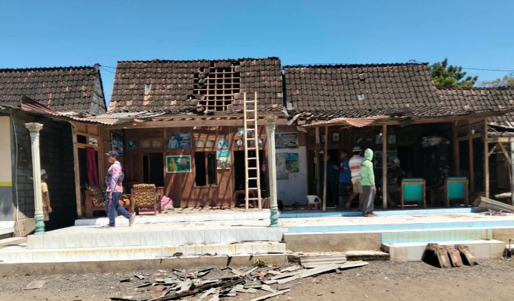 Kondisi rumah warga di Desa Sopet pasca diterjang angin kencang, Senin (31/8/2026). (Foto: Istimewa - ZONA INDONESIA)