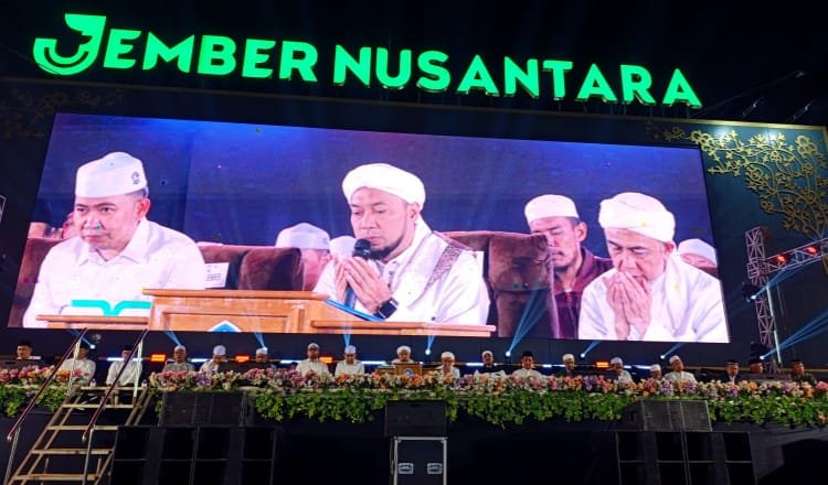 Jember Bersholawat di Alun-Alun Kota, Rabu (5/8/2026) malam. (Foto: Zainul Hasan - ZONA INDONESIA)