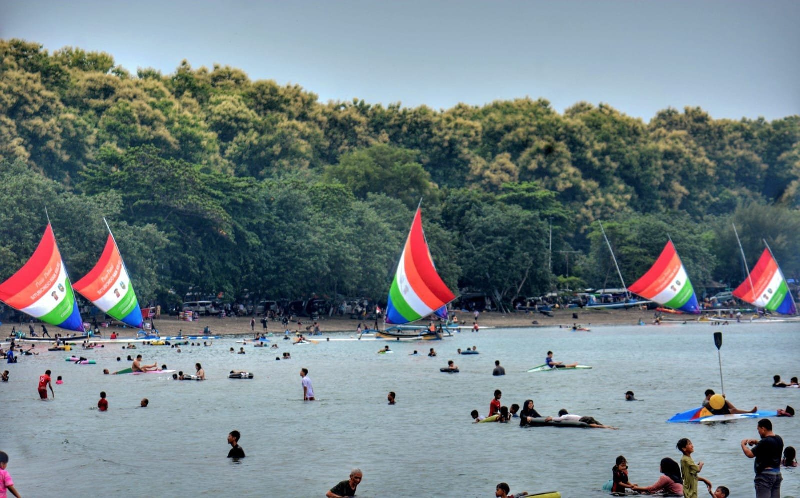 Pantai Pasir Putih, Situbondo. (Foto: Istimewa - ZONA INDONESIA)
