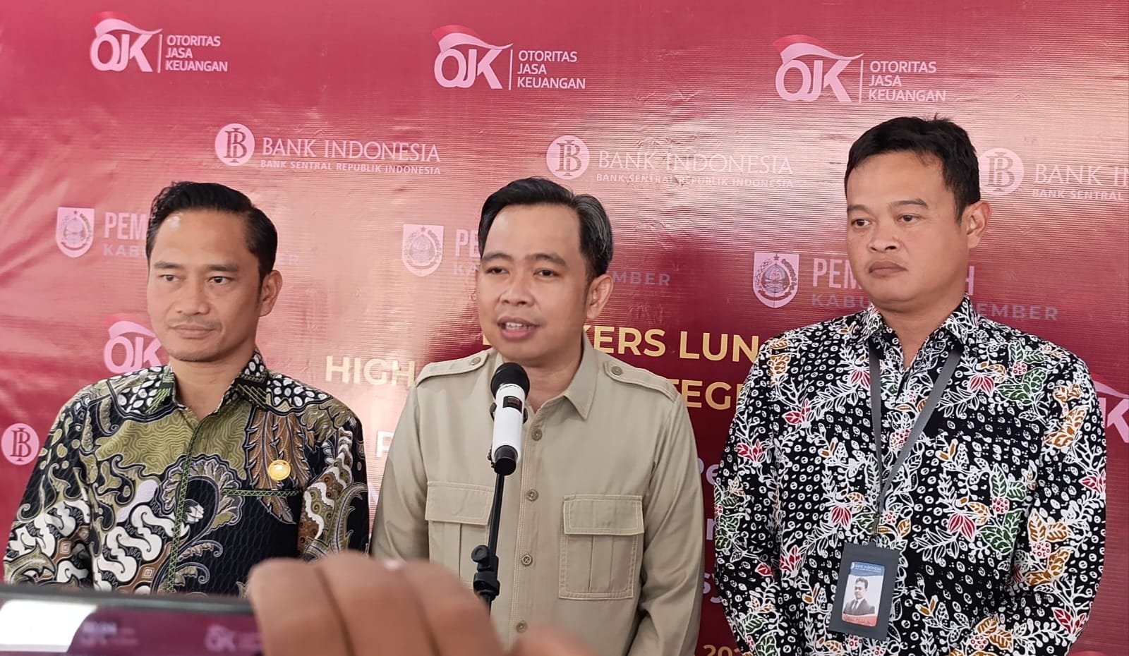 Konferensi pers di Kantor OJK Jember, Selasa (18/8/2026). (Foto: Zainul Hasan - ZONA INDONESIA)