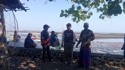 Tim gabungan saat berkumpul di pinggir pantai untuk melakukan pencarian korban hilang kontak. (Foto: Dok/Pusdalops PB-BPBD Situbondo - ZONA INDONESIA)