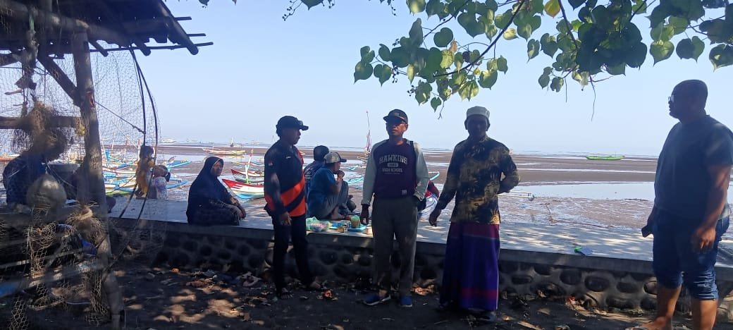 Tim gabungan saat berkumpul di pinggir pantai untuk melakukan pencarian korban hilang kontak. (Foto: Dok/Pusdalops PB-BPBD Situbondo - ZONA INDONESIA)
