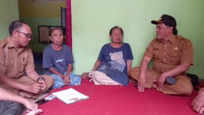Kepala Desa Tamanan, Hendrik Adi Purnawan, bersama perangkatnya mendatangi warga yang terindikasi judol, Selasa (8/9/2026).( Foto: Ubay - ZONA INDONESIA)