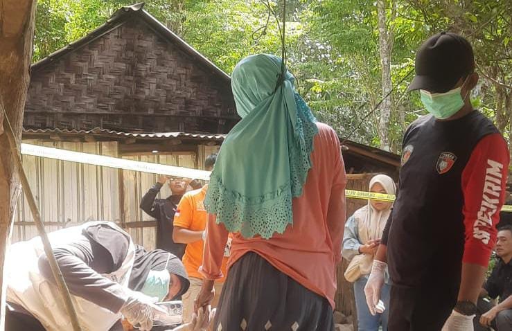 Tim INAFIS Polres Bondowoso memeriksa tubuh korban gantung diri di Tegalampel, Kamis (10/9/2026). (Foto: Humas Polres - ZONA INDONESIA)