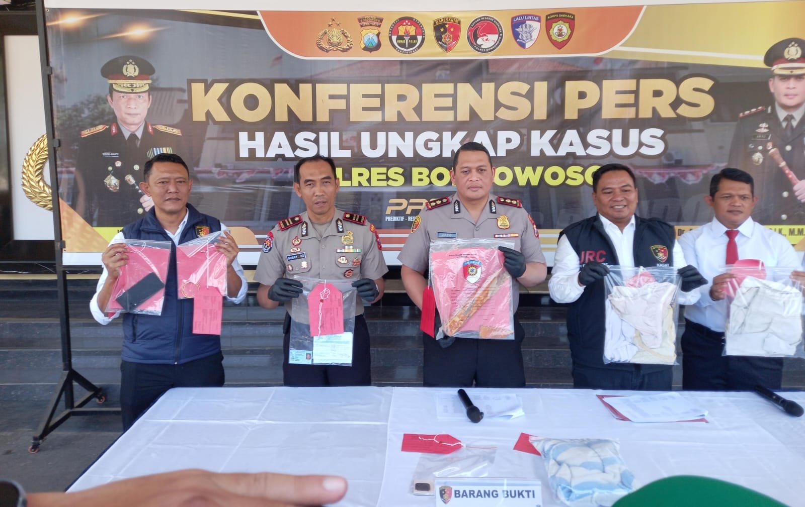 Kapolres Bondowoso, Aryo Wibowo, bersama anggotanya saat menunjukkan barang bukti kasus yang menimpa anak di bawah umur, Senin (14/9/2026), di Mapolres setempat. (Foto: Ubay - ZONA INDONESIA).