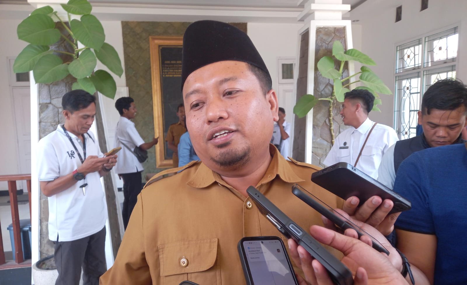 Ketua Satgas MBG/Wakil Bupati Bondowoso, As'ad Yahya Syafi'i, usai menggelar rapat evaluasi MBG, di Wisma Wabup, Senin (14/9/2026). ( Foto: Ubay - ZONA INDONESIA).
