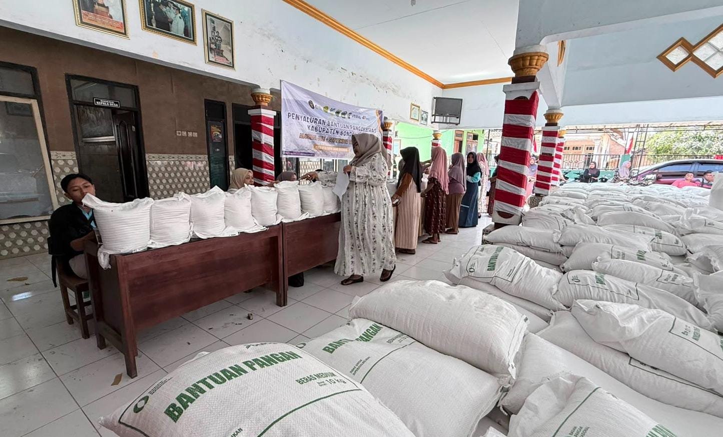 Penyaluran bantuan pangan di wilayah kecamatan Tamanan, (foto: Bulog Bondowoso - ZONA INDONESIA).