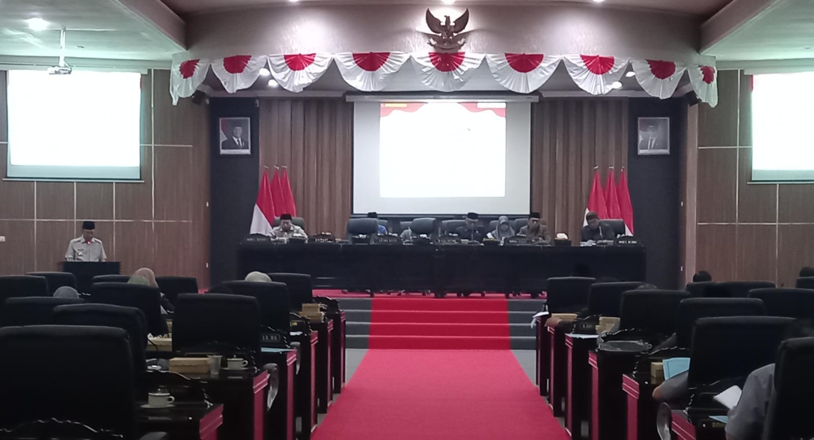 Suasana Rapat Paripurna Nota Penjelasan Bupati atas Rancangan Peraturan Daerah (Raperda) tentang APBD Tahun Anggaran 2027 di Gedung DPRD setempat, Kamis (17/9/2026). (Foto: Gafur - ZONA INDONESIA).