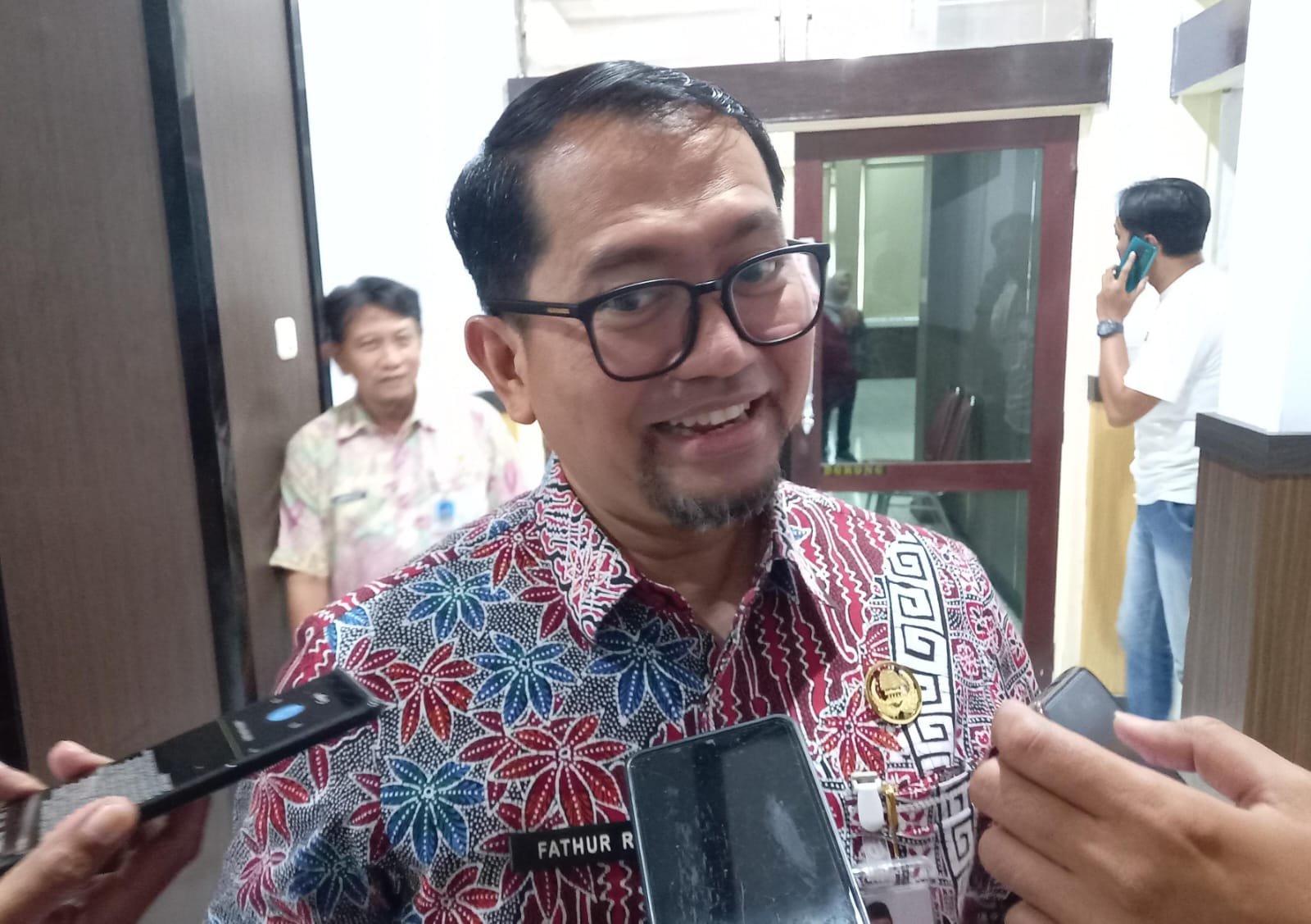 Sekretaris Daerah Kabupaten Bondowoso, Fathur Rozi, saat diwawancarai di kantor Pemkab setempat, Jumat (18/9/2026). (Foto: Ubay - ZONA INDONESIA).