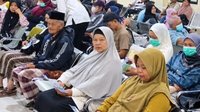 Antrean pasien rawat jalan di RSUD dr. H. Koesnadi Bondowoso. (Foto: Ubay - ZONA INDONESIA).