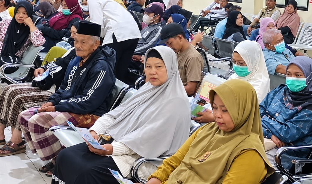 Antrean pasien rawat jalan di RSUD dr. H. Koesnadi Bondowoso. (Foto: Ubay - ZONA INDONESIA).