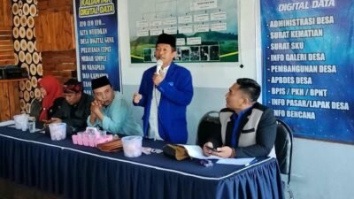 Ketua DPD PAN Bondowoso H. Us'ari, menyapa warga Sempol dalam momen sidang terpadu isbat nikah gratis, di Kecamatan Sempol, Jumat (25/9/2026). (Foto: Ubay - ZONA INDONESIA