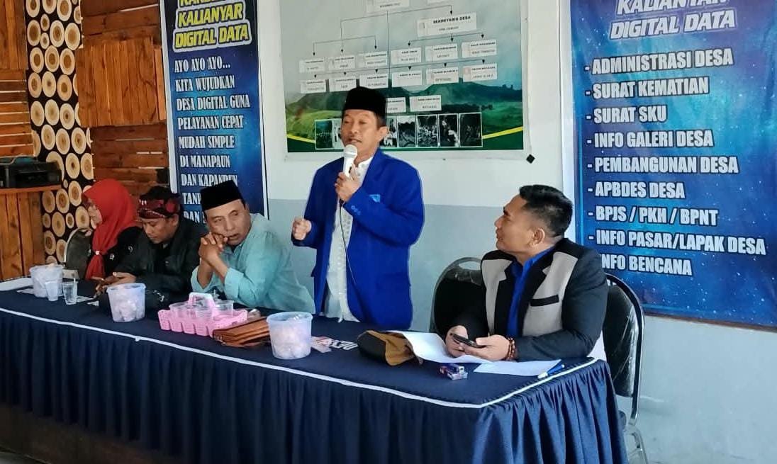 Ketua DPD PAN Bondowoso H. Us'ari, menyapa warga Sempol dalam momen sidang terpadu isbat nikah gratis, di Kecamatan Sempol, Jumat (25/9/2026). (Foto: Ubay - ZONA INDONESIA
