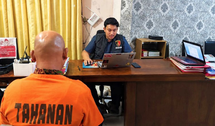 KS saat diperiksa polisi di Mapolres Situbondo. (Foto: Dok/Humas Polres Situbondo - ZONA INDONESIA)