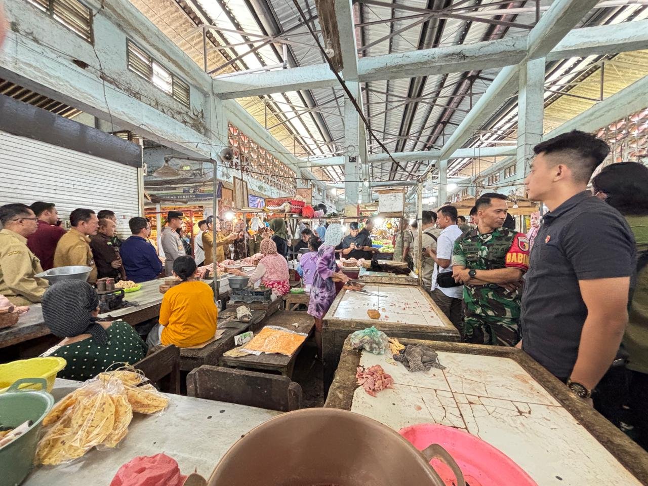 Tim Satgas Saber Pangan gabungan saat sidak pasar tradisional, Senin (28/9/2026). (Foto: Teamwork - ZONA INDONESIA)