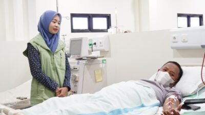 Tim BPJS Kesehatan Cabang Pamekasan meninjau pasien peserta JKN. (Foto: Istimewa - ZONA INDONESIA)