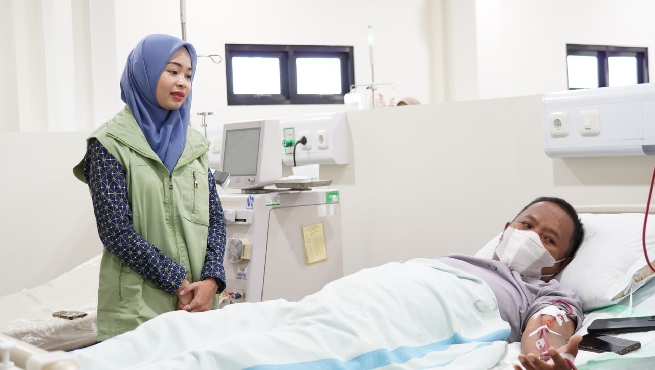 Tim BPJS Kesehatan Cabang Pamekasan meninjau pasien peserta JKN. (Foto: Istimewa - ZONA INDONESIA)