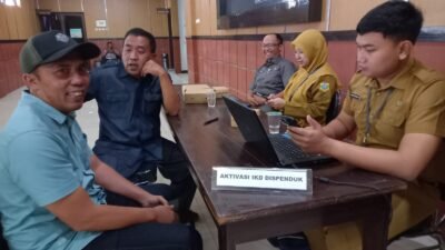 Petugas Disdukcapil membuka layanan activasi IKD di kantor DPRD Bondowoso. (Foto: Ubay - ZONA INDONESIA).