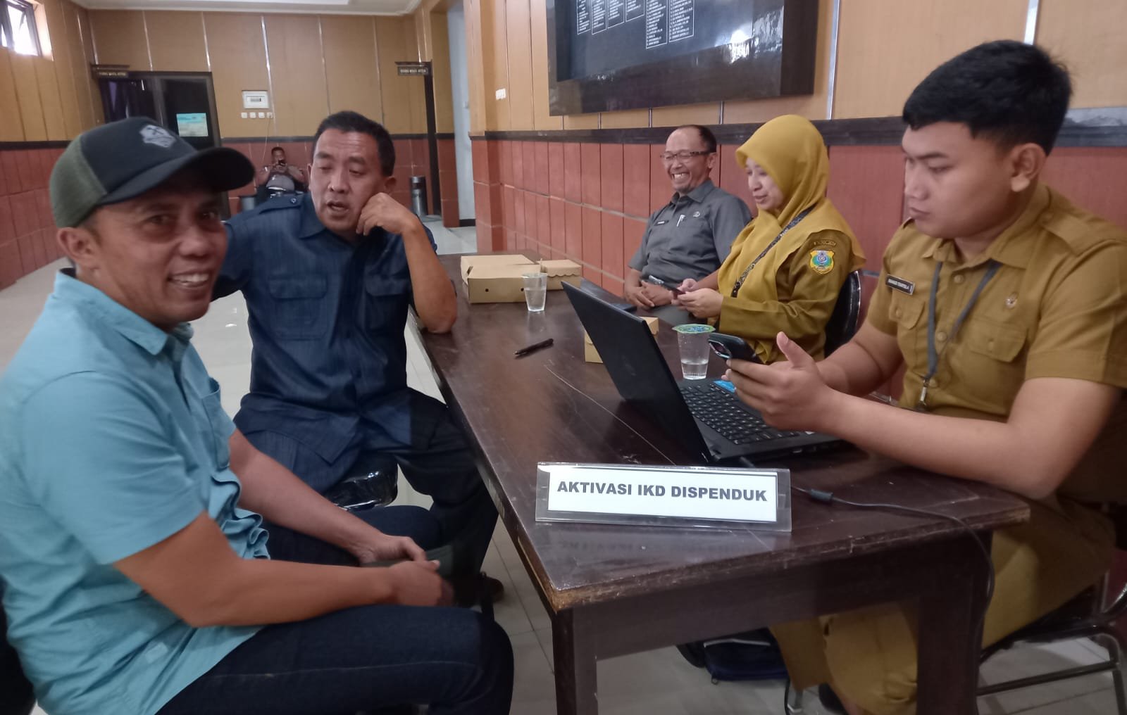 Petugas Disdukcapil membuka layanan activasi IKD di kantor DPRD Bondowoso. (Foto: Ubay - ZONA INDONESIA).