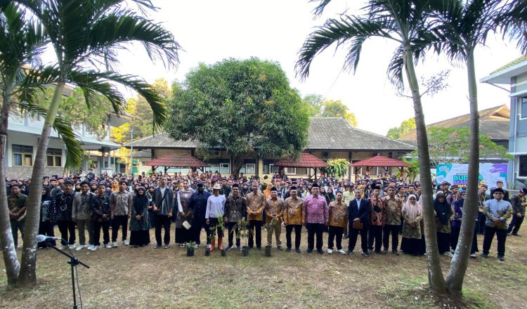 Foto bersama usai Apel pembukaan PBAK Fakultas Dakwah UIN KHAS Jember. (Dok: Teamwork - ZONA INDONESIA)