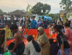 Bantu Warga Terdampak Kekeringan, Ribuan Maba FTIK UIN KHAS Jember Bagi-Bagi Air Bersih