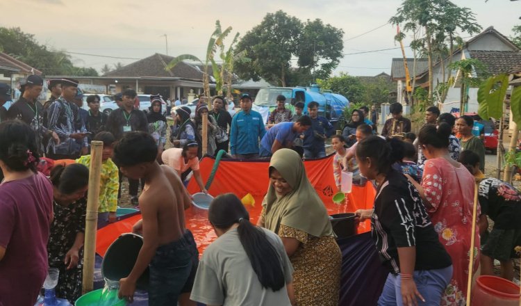 Maba UIN KHAS Jember menyalurkan bantuan air bersih di Desa Kaliwining. (Foto: Teamwork - ZONA INDONESIA)