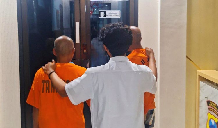 Dua tersangka curat dibawa ke ruang penyidikan Polres Situbondo. (Foto: Dok/Istimewa - ZONA INDONESIA)