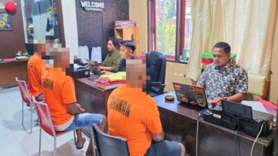 Tiga pelaku penggelapan muatan besi tujuan Bali menjalani pemeriksaaan di Mapolres Situbondo. (Foto: Dok/Humas Polres Situbondo - ZONA INDONESIA)
