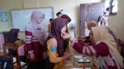 Tak Menunggu Pasien Datang, Kepala Puskesmas Tamanan Bondowoso Bawa Layanan Kesehatan ke Sekolah