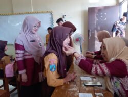 Tak Menunggu Pasien Datang, Kepala Puskesmas Tamanan Bondowoso Bawa Layanan Kesehatan ke Sekolah