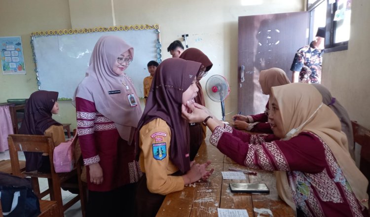 Kepala Puskesmas Tamanan drg. Ratna Dewi Sari, memantau langsung pemeriksaan kesehatan gratis di SDN Wonosuko 1, Jumat (4/9/2026). (Foto: Ubay - ZONA INDONESIA)