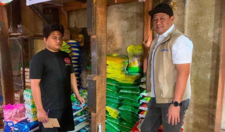 Wakil Pimpinan Perum Bulog Kantor Cabang Bondowoso, Akhmad Donny Anwar, memantau langsung harga beras medium di Pasar Induk Bondowoso, Sabtu (5/9/2026). (Foto: Ubay - ZONA INDONESIA)