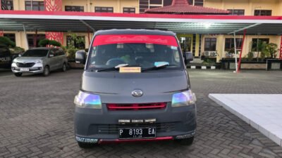 Mobil pikap BB pencurian diparkir di halaman Mapolres Situbondo. (Foto: Dok/Istimewa - ZONA INDONESIA)