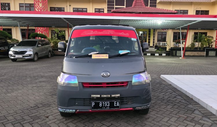 Mobil pikap BB pencurian diparkir di halaman Mapolres Situbondo. (Foto: Dok/Istimewa - ZONA INDONESIA)