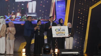 Kepala BPJS Kesehatan Cabang Jember, Yessy Novita, menerima penghargaan CX126. (Foto: Istimewa - ZONA INDONESIA)