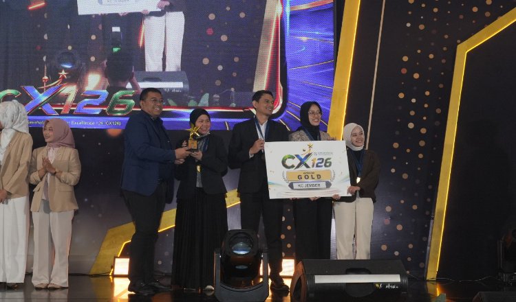 Kepala BPJS Kesehatan Cabang Jember, Yessy Novita, menerima penghargaan CX126. (Foto: Istimewa - ZONA INDONESIA)