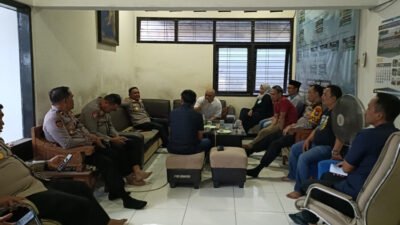 Kapolres Jember saat berkunjung ke Kantor PWI Jember, Selasa (8/9/2026). (Foto: Zainul Hasan - ZONA INDONESIA)