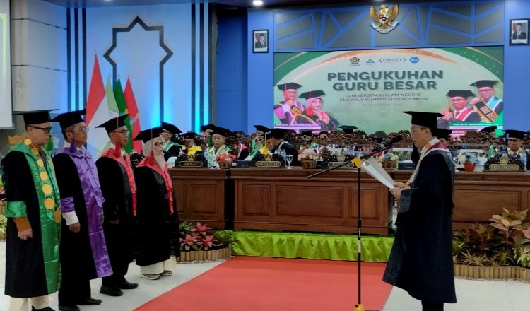 Prosesi pengukuhan Empat Guru Besar Baru UIN KHAS Jember, Jumat (17/9/2026). (Foto: Teamwork - ZONA INDONESIA)