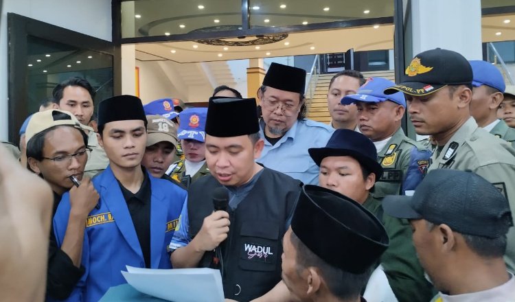Bupati Jember menerima aspirasi pedagang pasar dan mahasiswa. (Foto: Istimewa - ZONA INDONESIA)
