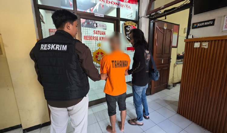 Tersangka pemerkosaan digelandang ke ruang pemeriksaan Polres Jember. (Foto: Istimewa - ZONA INDONESIA)