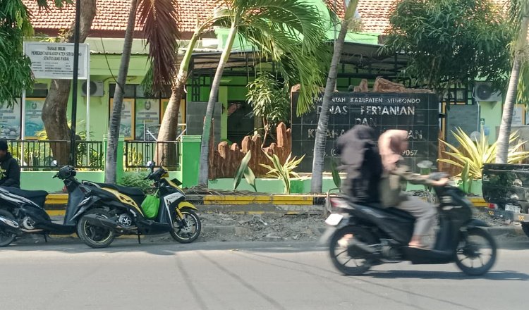 Pengendara melintas di depan Kantor Dinas Pertanian dan Ketahanan Pangan Kabupaten Situbondo. (Foto: Teamwork - ZONA INDONESIA)