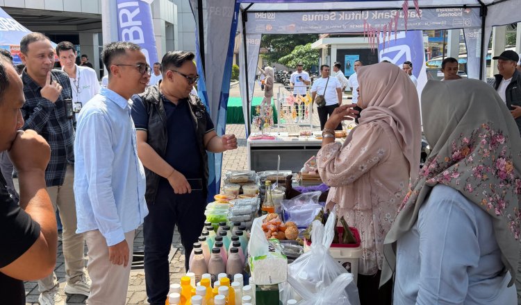 Manajemen BRI Kantor Cabang Jember menyapa nasabah, Jumat (4/9/2026). (Foto: Dok/Istimewa - ZONA INDONESIA)