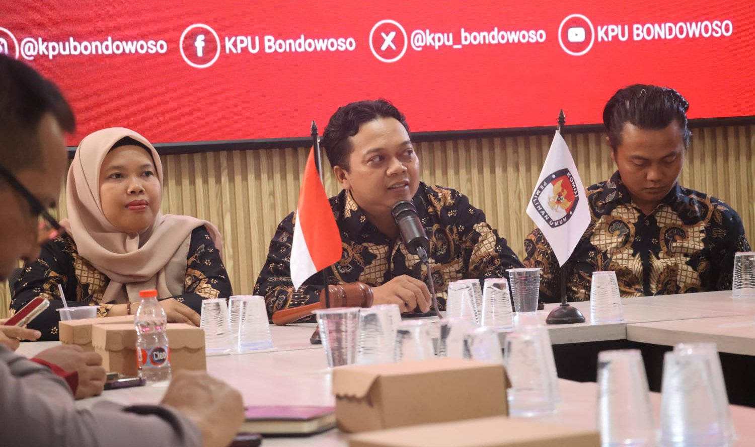 Komisioner KPU Bondowoso dalam rapat pleno terbuka rekapitulasi PDPB Triwulan III, di Aula KPU Bondowoso, Rabu (30/9/2026). (Foto: Ubay - ZONA INDONESIA).
