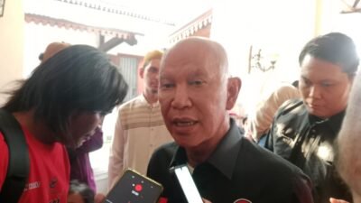 Ketua DPD PDI Perjuangan Jawa Timur, MH. Said Abdullah, saat diwawancarai awak media diacara konsolidasi internal dan bakti sosial di Kabupaten Situbondo. (Foto: Fathur Rozi - ZONA INDONESIA)