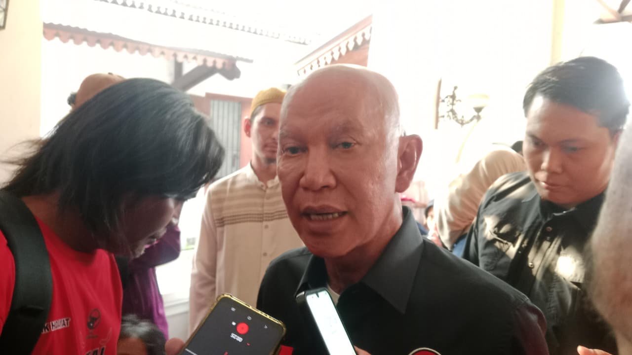 Ketua DPD PDI Perjuangan Jawa Timur, MH. Said Abdullah, saat diwawancarai awak media diacara konsolidasi internal dan bakti sosial di Kabupaten Situbondo. (Foto: Fathur Rozi - ZONA INDONESIA)