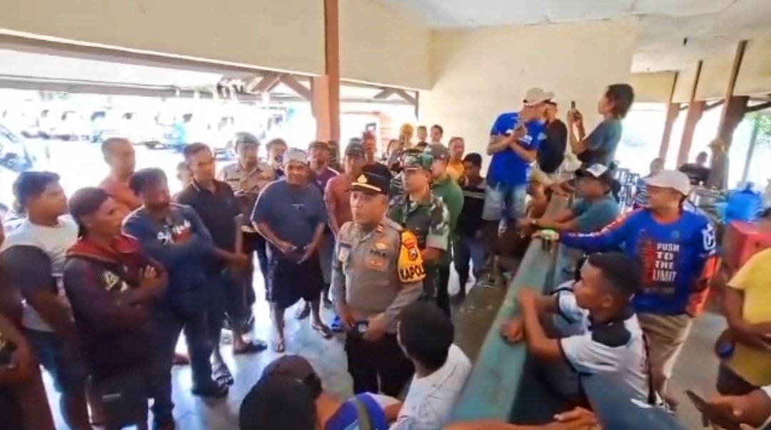 Polsek Pakusari saat memberikan imbauan kepada driver dump truck, Rabu (30/9/2026). (Foto: Tangkapan layar video amatir - ZONA INDONESIA)