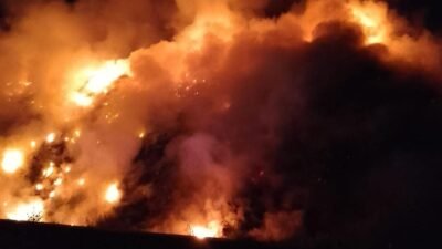 Tumpukan sampah yang terbakar di TPA Paguan, Taman Krocok, Jumat (9/10/2026) malam. ( Foto: Damkar Bondowoso - ZONA INDONESIA).