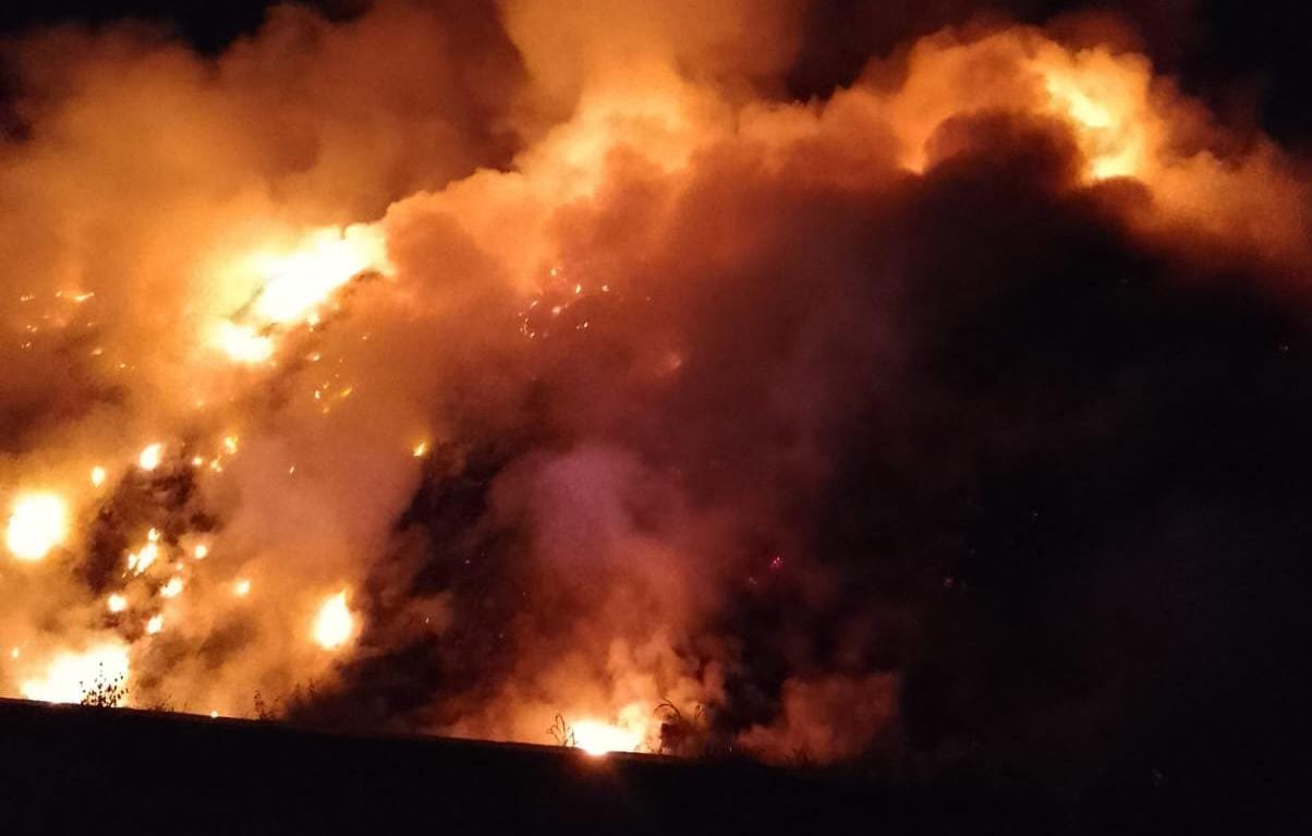 Tumpukan sampah yang terbakar di TPA Paguan, Taman Krocok, Jumat (9/10/2026) malam. ( Foto: Damkar Bondowoso - ZONA INDONESIA).