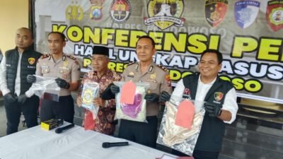 Polres Bondowoso menggelar press rilis kasus dugaan penistaan agama, Senin (12/10/2026). (Foto: Ubay - ZONA INDONESIA)